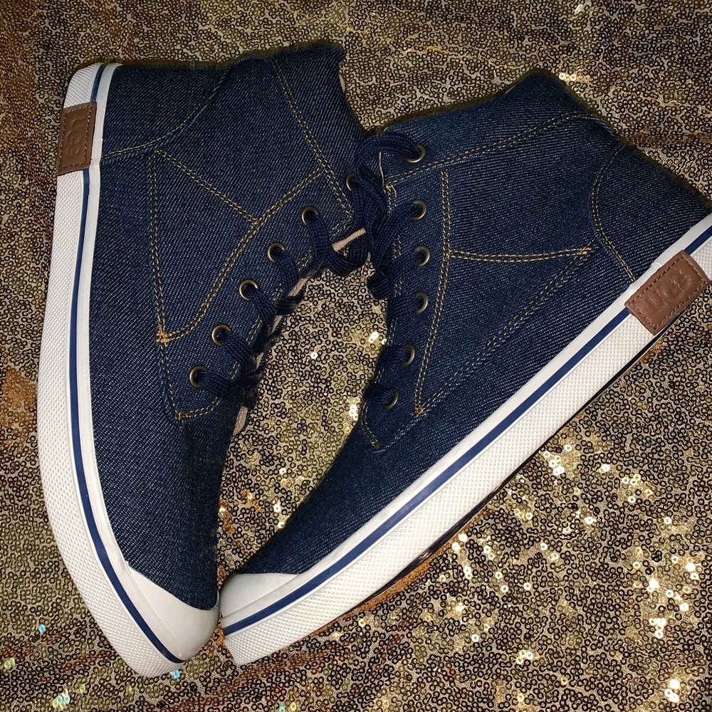New, never worn Ugg sneakers, child 6 fits 8 women